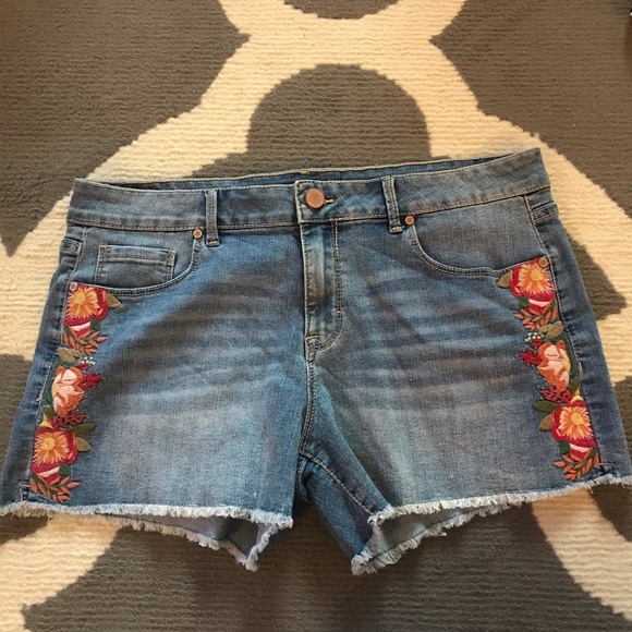 NWOT JORDACHE Premium Stretch Midi Shorts - Picture 4 of 12